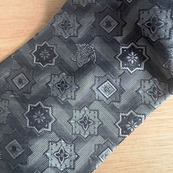 GIANNI VERSACE 100% silk tie silver grey Medusa geometric print Made in Italy - Picture 3 of 7